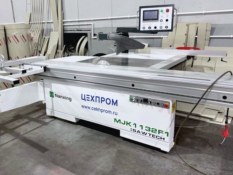 Форматно-раскроечный станок с ЧПУ Nanxing MJK1132F1 в цехе