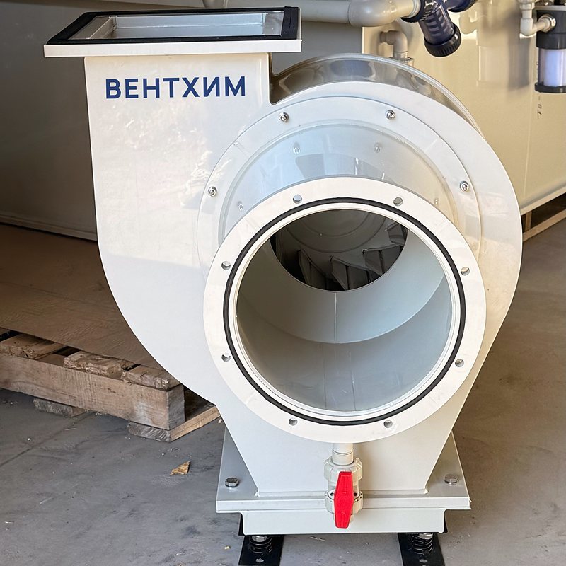 Радиальный вентилятор ВР 80-75 №3,15 из полипропилена на пружинных виброизоляторах, вид со стороны входа